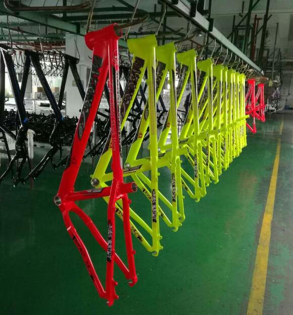 la lega di alluminio di colore rosso della struttura della bici di salto 4x della sporcizia 26er 6061 ha personalizzato la pittura